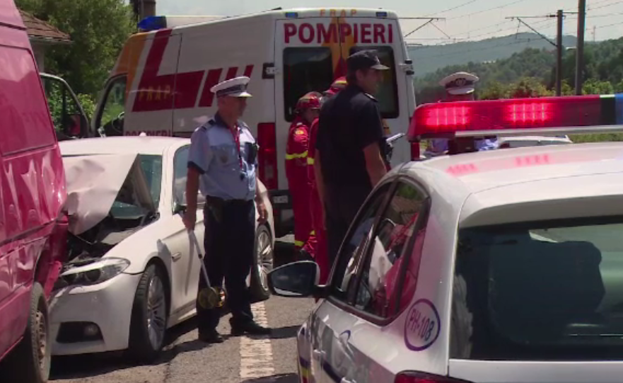 Grav accident in Prahova. Un sofer a ramas incarcerat dupa ce a lovit o duba parcata si a proiectat-o intr-un stalp