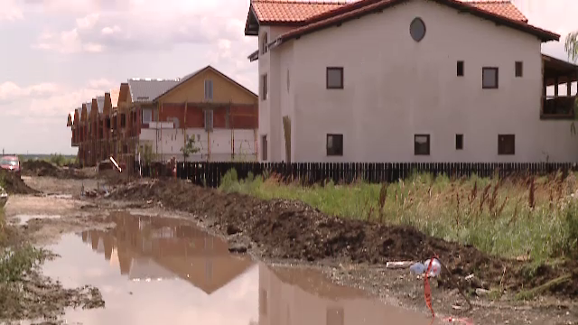 Locuinte vandute inainte ca dezvoltatorii sa faca sistem de canalizare. Cum arata cartierele rezidentiale dupa ploile de luni