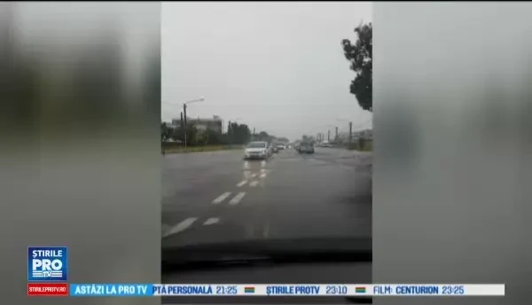 Strazi inundate in Capitala, dupa ploile torentiale. Am vazut TIR-ul care intra aproape cu totul in apa
