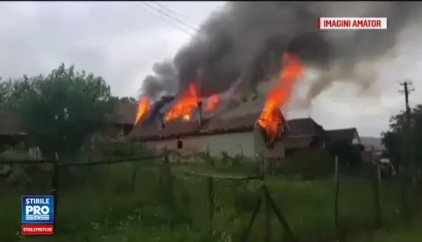 Un incendiu puternic a lasat o familie cu cinci copii fara casa, in Bistrita-Nasaud. Nu am apucat sa scoatem nimic