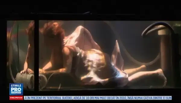 O creatoare olandeza a imaginat o colectie fluida, inspirata din viata subacvatica. Catwalk printre acvarii