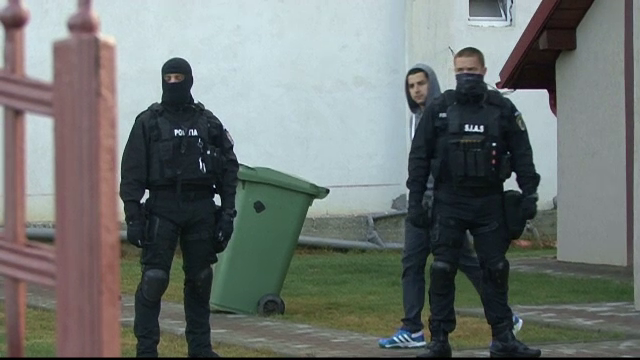 Retea de proxeneti din Bucuresti si Arges, destructurata. Timp de 5 ani, au obligat peste 40 de tinere sa se prostitueze