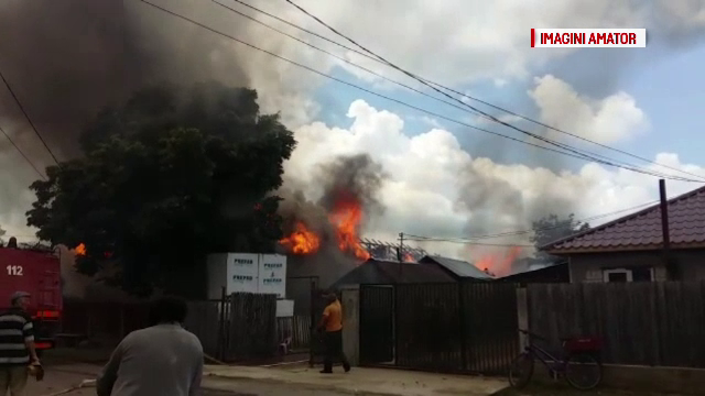 Trei gospodarii din Dambovita s-au facut scrum. De la ce a pornit incendiul care a omorat mai multe animale