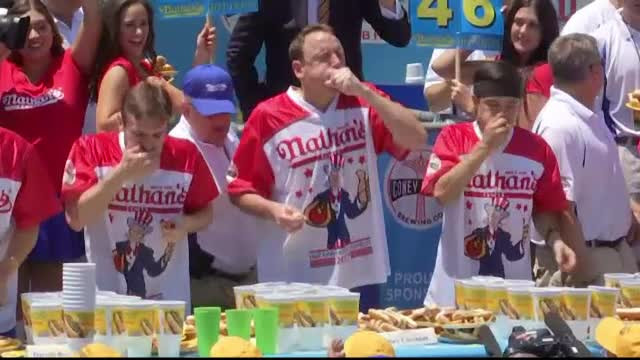 Concurs de mancat hotdogs in SUA, de ziua nationala. Castigatorul a infulecat 72 de portii in 10 minute