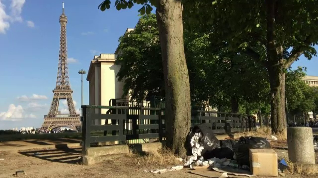 Parisul nu reuseste sa scape de mormanele de gunoaie de pe strazi. Primaria a dat 38.000 de amenzi in 2017, insa degeaba