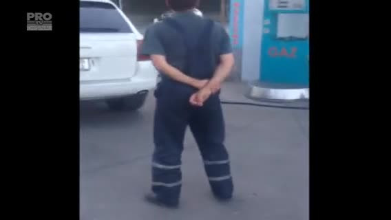 Moldovean filmat cand isi alimenta automobilul Porsche cu GPL. Cat costa carburantii dincolo de Prut