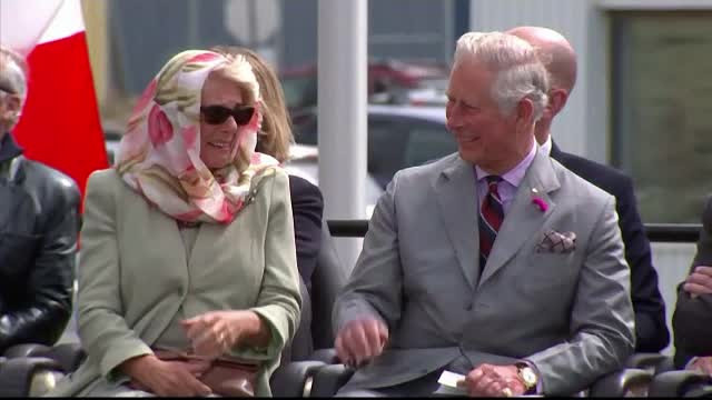 Printul Charles si sotia lui, amuzati de o traditie a eschimosilor. Cei doi au izbucnit in ras