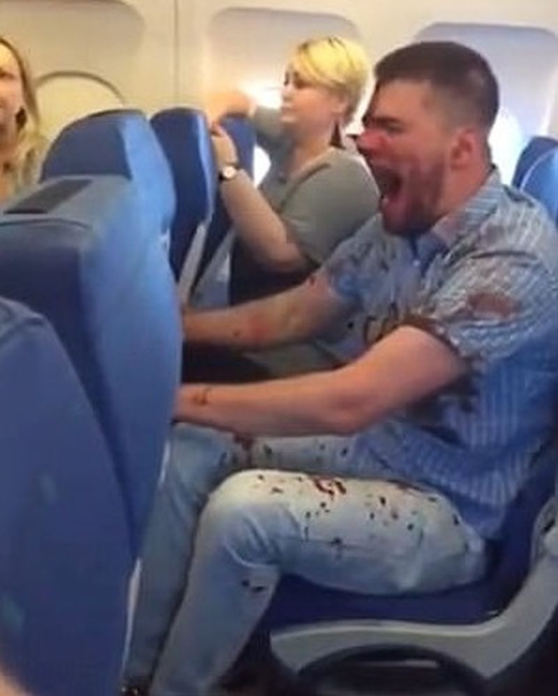 Un pasager beat, plin de sange pe haine, i-a terorizat pe pasagerii unui zbor. VIDEO