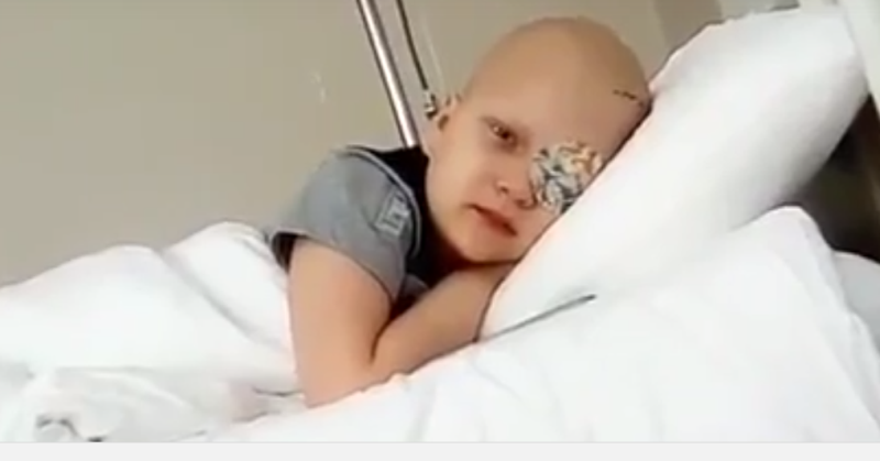 La 7 ani, si-a pierdut un ochi si se lupta sa invinga cancerul. Baiatul are nevoie de 90.000 de euro pentru tratament