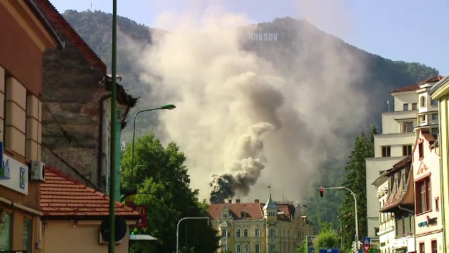 Centrul orasului Brasov, invaluit intr-un fum negru, dupa ce un restaurant a luat foc