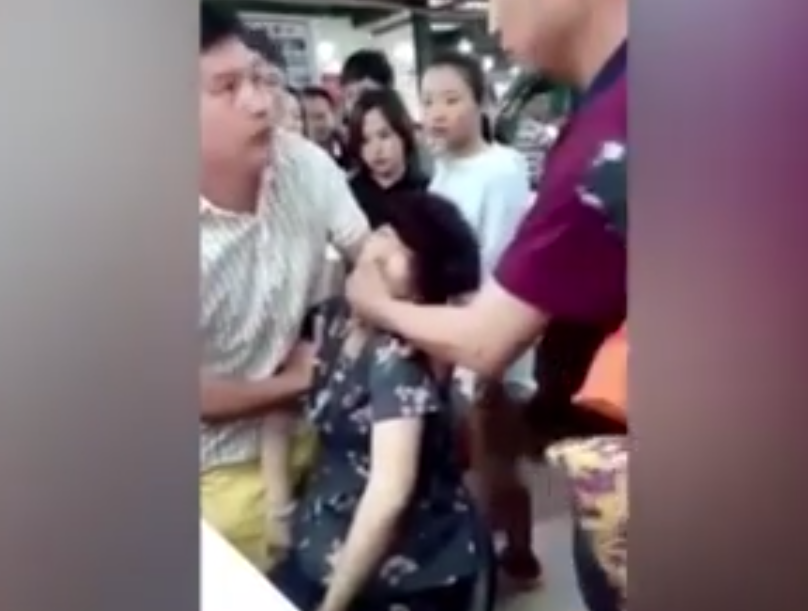 Cand a vazut cat costa, a scapat-o din mana. Momentul in care o femeie a lesinat in magazin din cauza socului suferit. VIDEO