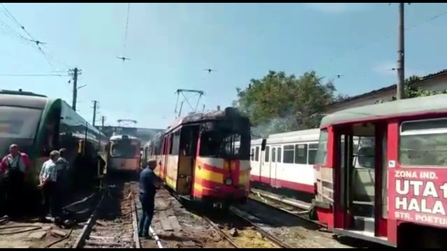 Un tramvai a ars complet in depoul din Arad in urma unui scurtcircuit. Vatmanul a reusit sa iasa la timp