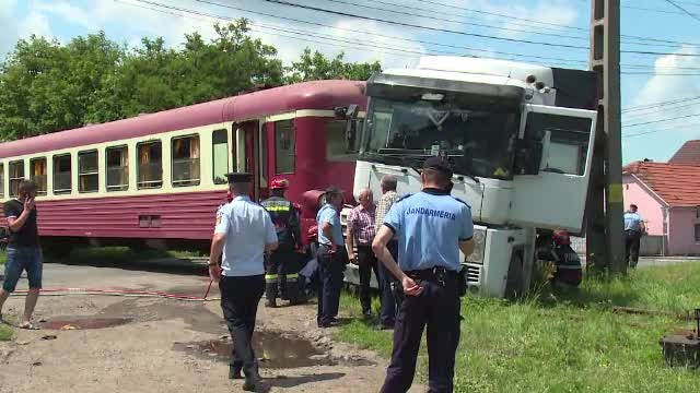 Grav accident in Bistrita. Un TIR a fost lovit in plin de un tren, din cauza greselii unui sofer de 23 de ani