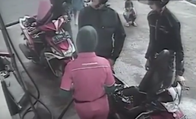 Momentul in care o fetita de 6 ani a fost calcata de o masina, in fata familiei sale. Imaginile surprinse de o camera