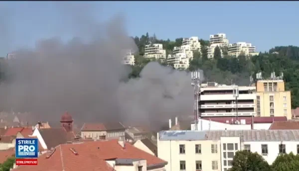 Centrul orasului Brasov, invaluit intr-un fum negru, dupa ce un restaurant a luat foc