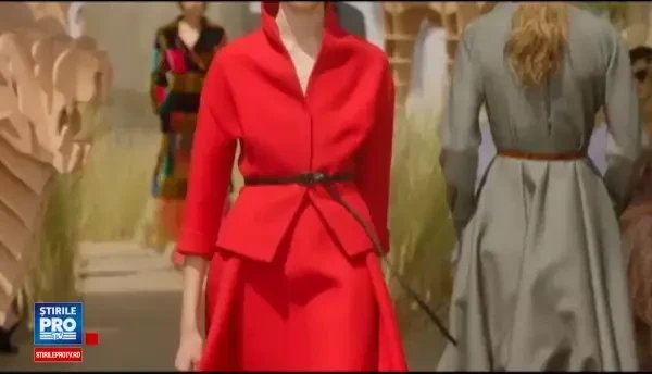 Saptamana Modei de la Paris: Dior a sarbatorit 70 de ani de existenta, iar Channel a realizat o miniatura a Turnului Eiffel