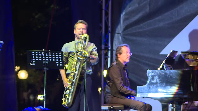 Iubitorii de jazz din Bucuresti se intalnesc in Piata George Enescu. "Muzica este o solutie pentru foarte multe lucruri."