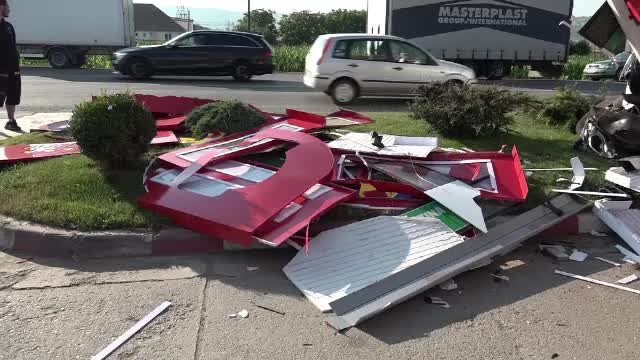 Opt persoane au ajuns la spitalul din Alba Iulia. Microbuzul in care se aflau a fost lovit in plin de un autoturism