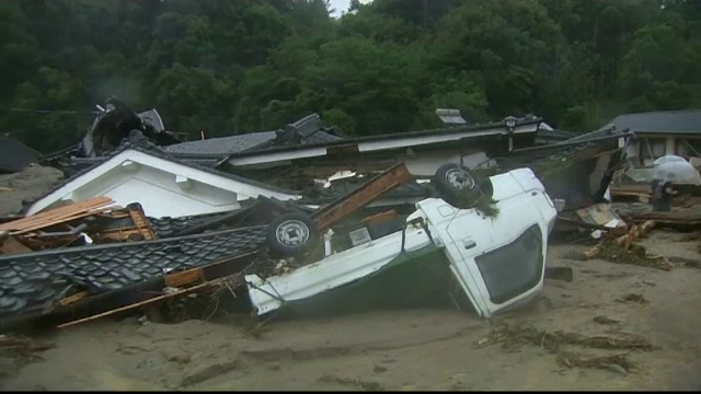 Sudul Japoniei este acoperit de ape. Mii de localnici refuza sa-si paraseasca locuintele si risca sa se inece