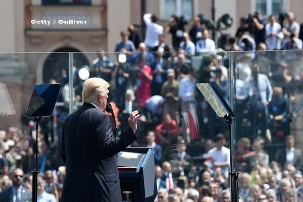 Donald Trump si-a incheiat discursul din Polonia pe fondul unei melodii care seamana cu "Treceti batalioane romane Carpatii"