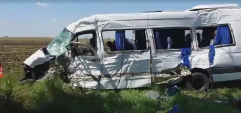 Doi morti si 14 raniti dupa ce un microbuz plin a fost spulberat de un TIR, in Teleorman. Planul rosu de interventii, activat