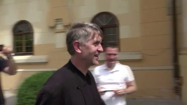 Preotul Pomohaci, inregistrat facandu-i avansuri sexuale unui adolescent, sustinut si la Galati: "Omul asta a facut minuni"