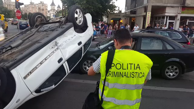 Accident spectaculos in Oradea. Ce "traseu" a avut o masina dupa ce soferita a fortat culoarea rosie a semaforului