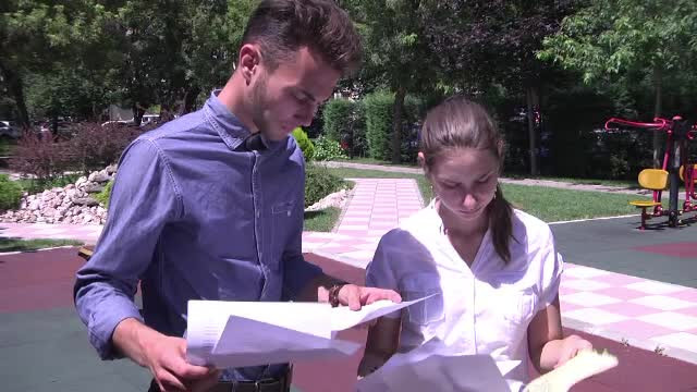 Vestea primita cu stupoare de doi elevi din Dambovita. Fata a lesinat cand a citit rezultatele la BAC: "Au fost nedreptatiti"