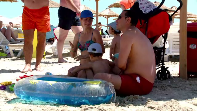 Greselile pe care le fac parintii atunci cand pleaca la mare insotiti de copii. Uita ca sunt in concediu si nu se relaxeaza