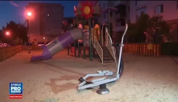 Descoperire neasteptata intr-un loc de joaca din Targu-Jiu. Ce se afla in pungile gasite de copii