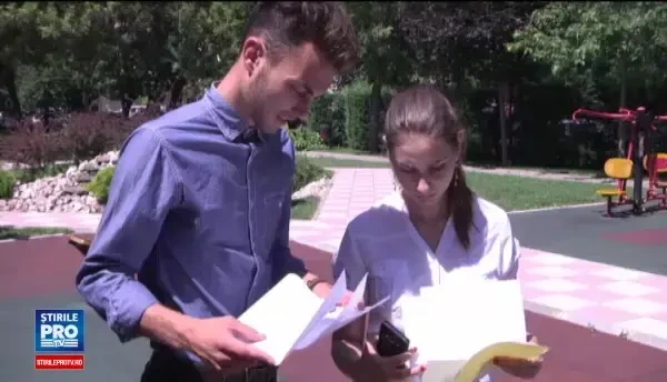 Vestea primita cu stupoare de doi elevi din Dambovita. Fata a lesinat cand a citit rezultatele la BAC: Au fost nedreptatiti