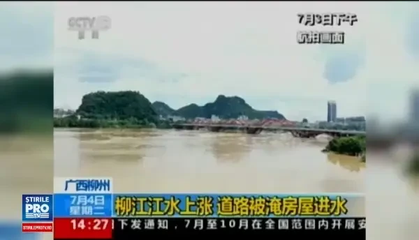 Sudul Japoniei este acoperit de ape. Mii de localnici refuza sa-si paraseasca locuintele si risca sa se inece