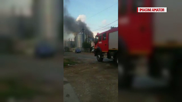 Incendiu violent in Craiova. O hala cu transformatoare de curent electric a fost cuprinsa de flacari