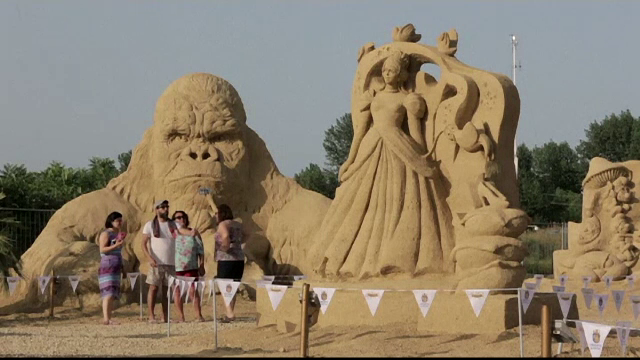 Cele mai iubite personaje din filmele de animatie si povesti au fost sculptate in nisip, pe o plaja din Bulgaria