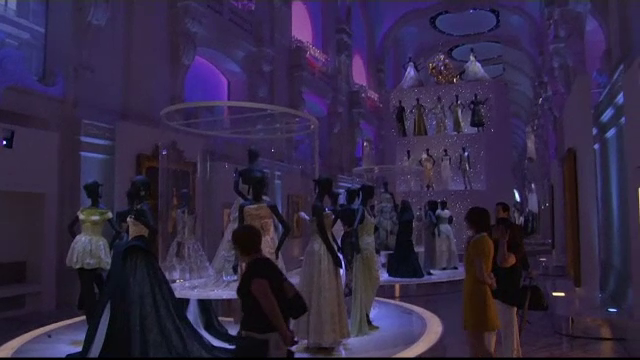 Dior marcheaza 70 de ani de existenta printr-o expozitie care se intinde pe 3 mii de metri patrati, intr-un muzeu din Paris