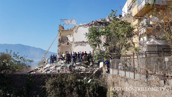 Un bloc de 4 etaje s-a prabusit in sudul Italiei. Doua familii, prinse sub daramaturi. FOTO si VIDEO