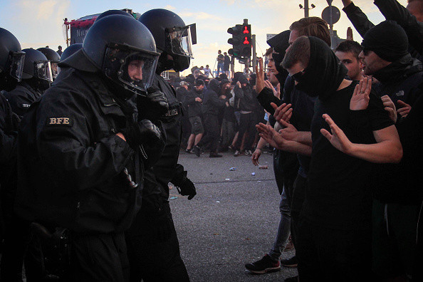Haos pe strazi in Hamburg. Politia a cerut intariri dupa ce 159 de agenti au fost raniti. Melania Trump, blocata in resedinta