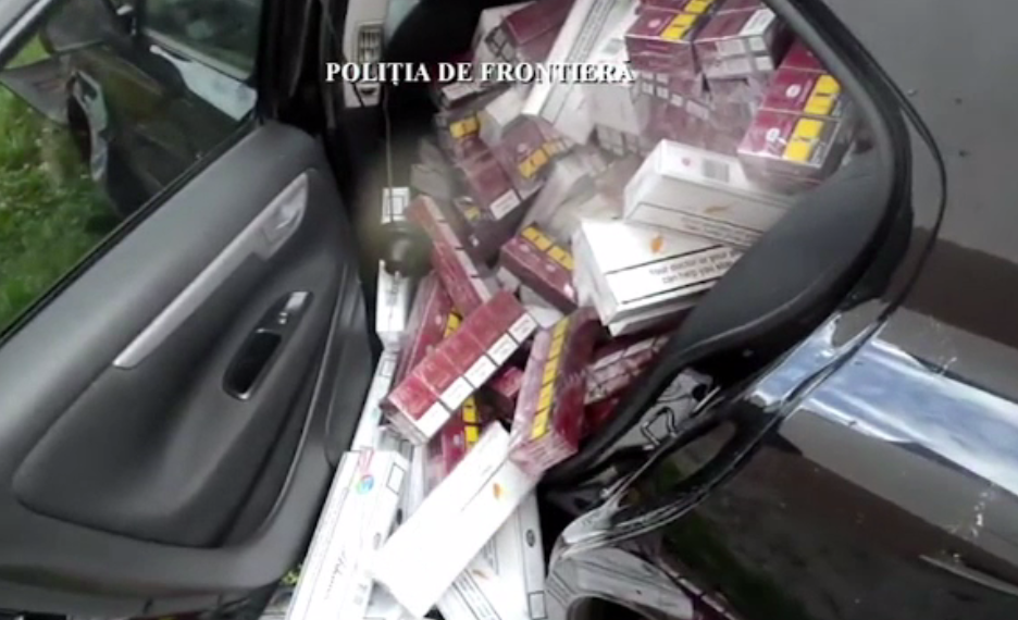 Urmarire ca-n filme la granita cu Ucraina, in Suceava. Politistii au descoperit o masina plina cu tigari de contrabanda