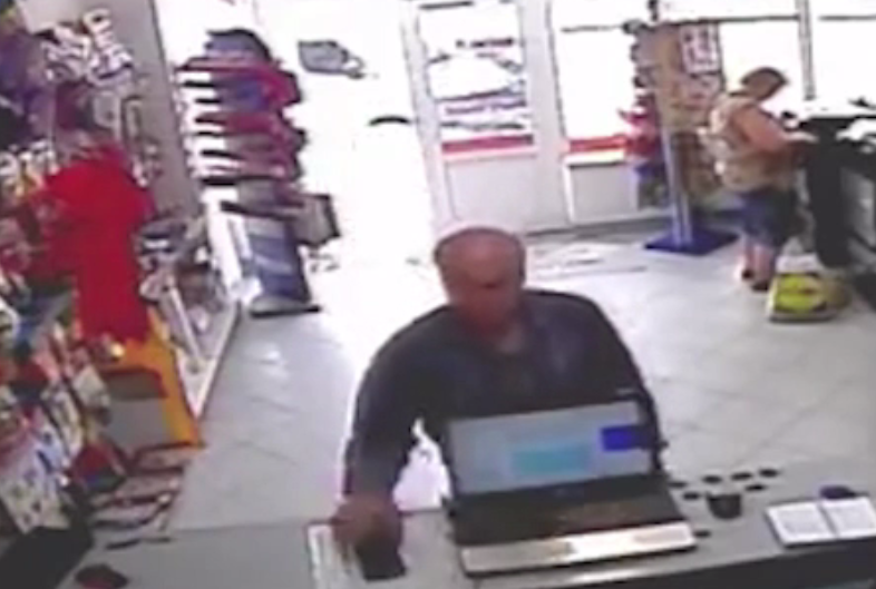 Un barbat a intrat intr-un magazin din Onesti si a plecat cu telefonul vanzatoarei. Politia cere informatii de la populatie