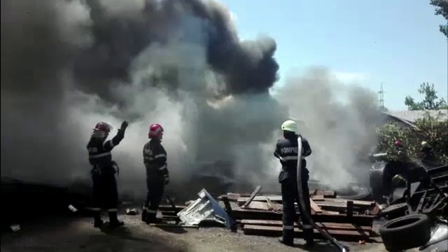 Depozit de anvelope din Baia Mare cuprins de incendiu. Fumul gros a fost vizibil de la cativa kilometri distanta