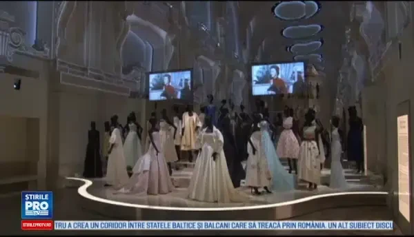 Dior marcheaza 70 de ani de existenta printr-o expozitie care se intinde pe 3 mii de metri patrati, intr-un muzeu din Paris