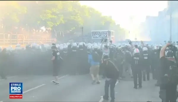 Haos pe strazi in Hamburg. Politia a cerut intariri dupa ce 159 de agenti au fost raniti. Melania Trump, blocata in resedinta