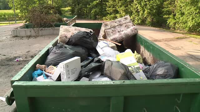 Misiune mai putin obisnuita pentru cativa lucratori de la salubritate! Ce au cautat prin gunoaie, aproape 2 zile