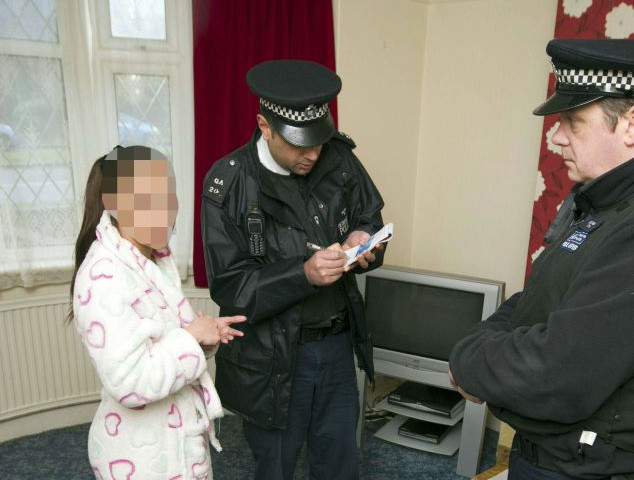 Trei romance stabilite in Marea Britanie, deportate in tara. Ce a descoperit politia despre ele pe internet