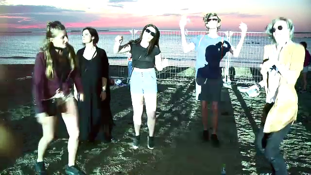 Tinerii au ramas pe plaja dupa Neversea si au admirat rasaritul. "Am baut cafele si energizante si mai pot"