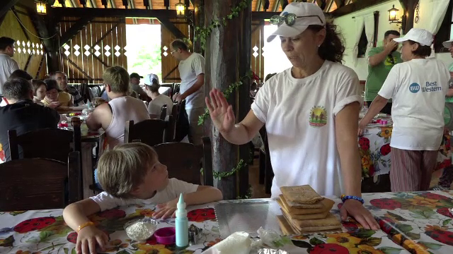 Taberele de familie, noul concept in materie de vacanta. Cat platesc parintii pentru a invata sa comunice cu copiii