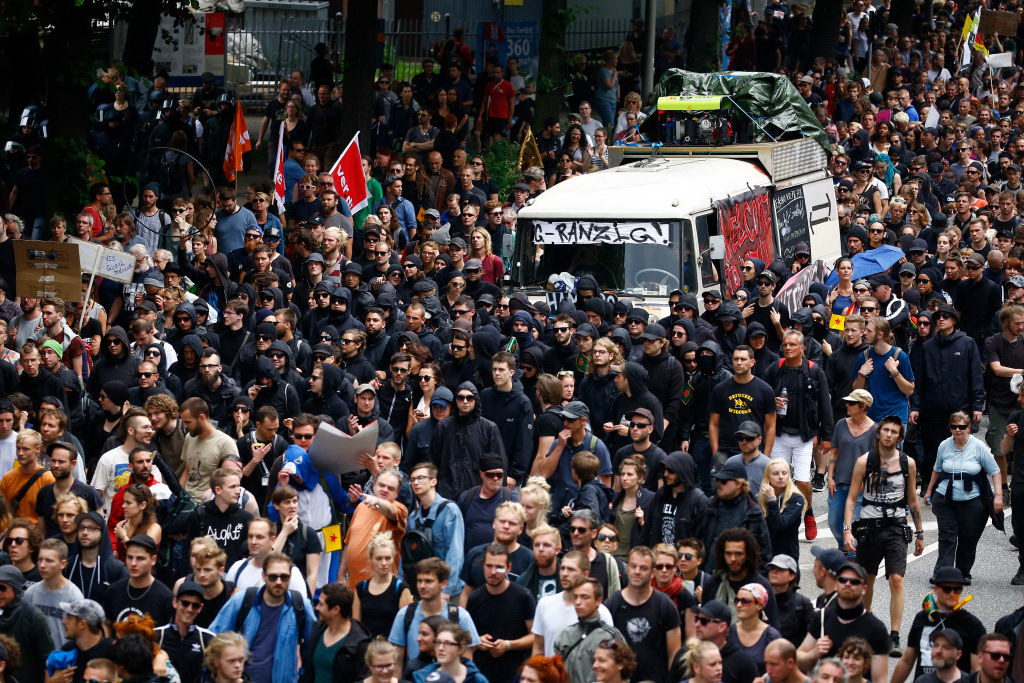 Noi violente la marsul organizat la finalul summitului G20 de la Hamburg. Reactia Angelei Merkel: "Condamn violenta extrema"