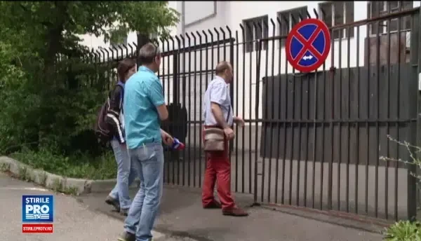 Masurile absurde luate de scoli ii indeamna pe elevi la sedentarism. De ce sunt inchise vara terenurile de sport