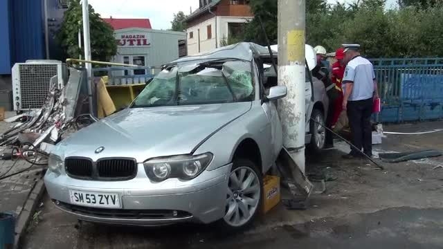 Calatorie cu final tragic in Suceava. Un barbat a murit, iar o fata este ranita, dupa ce masina lor a intrat intr-un stalp