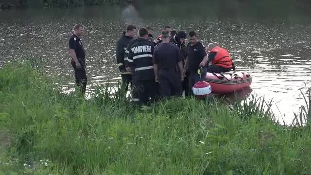 A sarit in apa sa-si salveze fata si baiatul, dar el nu a mai putut iesi. Un tata si-a dat viata pentru copiii sai